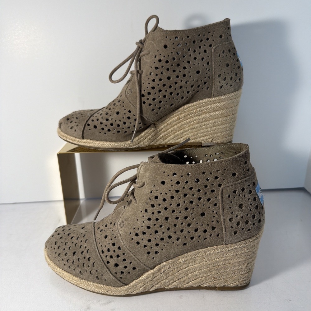 Toms Shoes Womens 9 Desert Taupe Laser Cut Suede Espadrille Ankle Booties Stylus